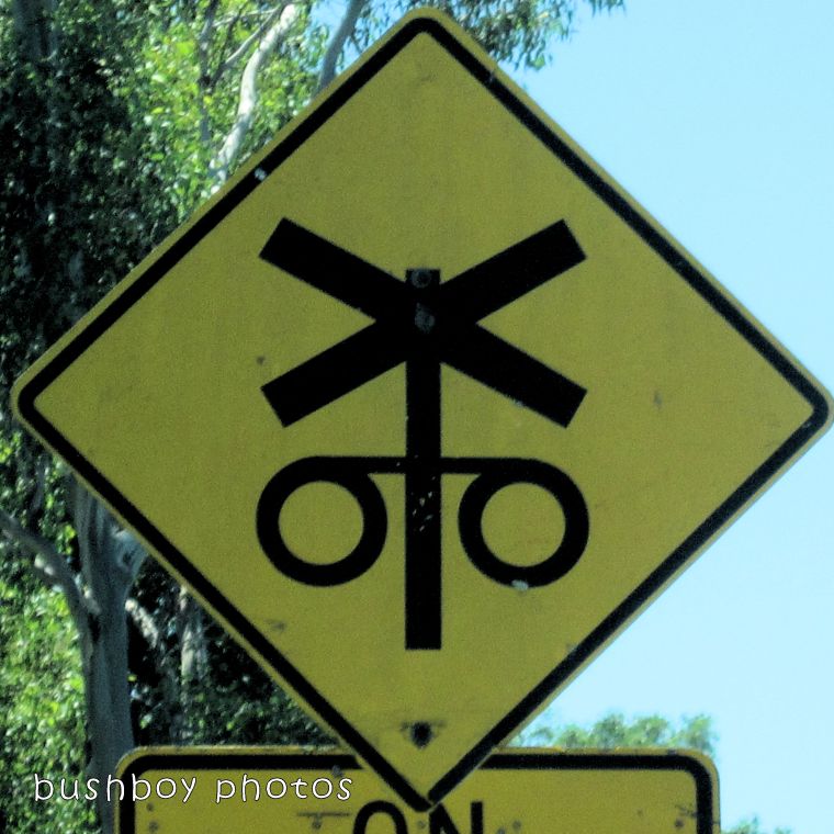 road signs_train crossing